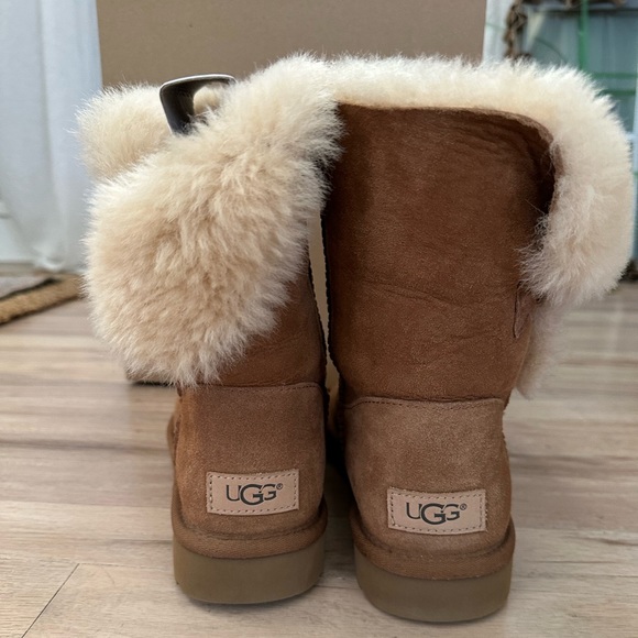 Ugh Bailey Button II - Picture 8 of 11